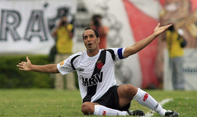 黑白两重天:球场狂欢,牢狱徘徊