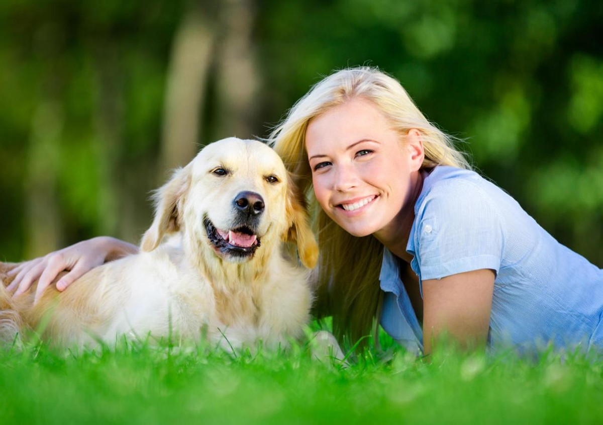 女子体内有蜱虫被医生拿镊子拔出,女子身上长虫医生拿镊子治疗