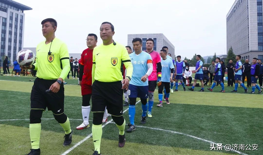 瞧瞧～警察队伍里的“足球小子”！