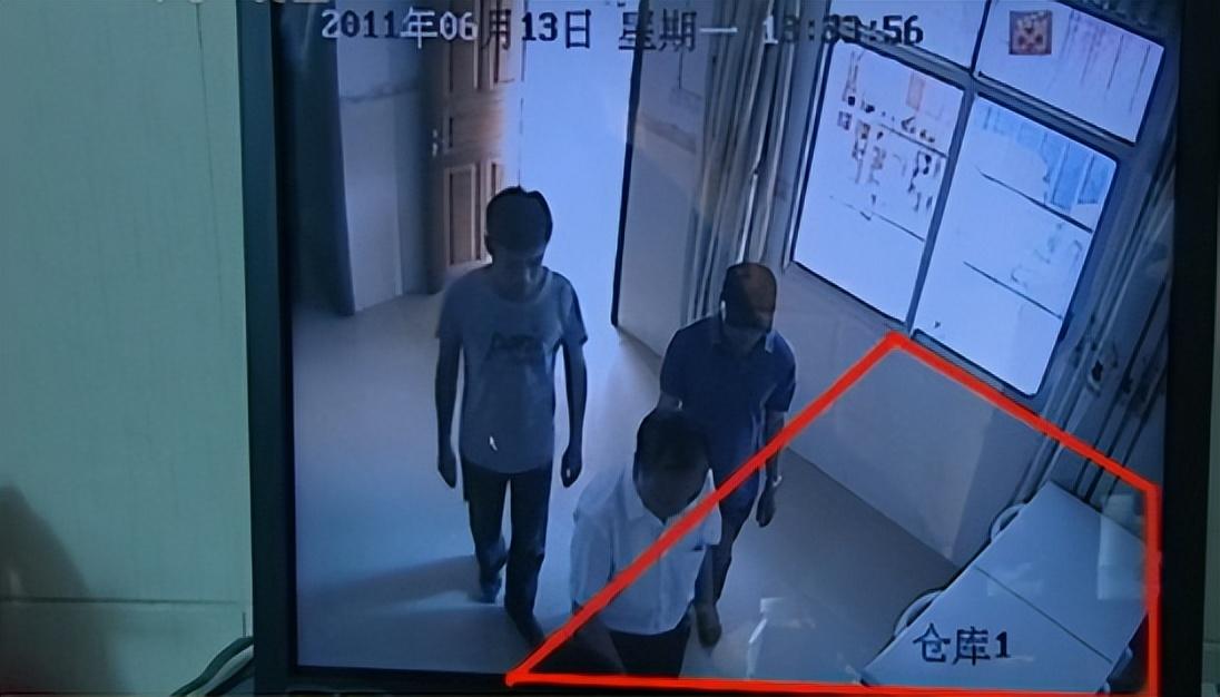 月薪300的外贸员，靠蛇毒身家暴涨50亿，美国人送悍马只为讨好她