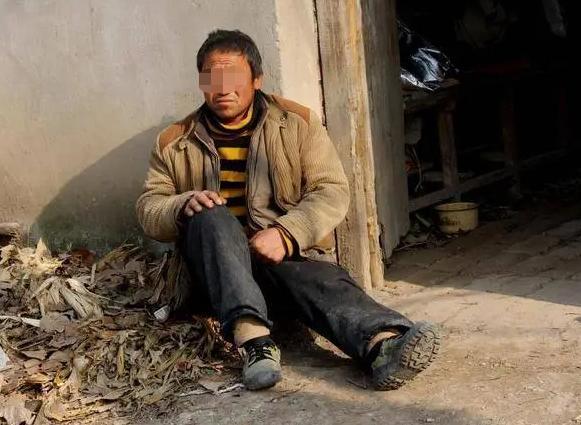 2005年,吉林山村尴尬事,村民深夜睡觉总尿床,老人:真丢人怎么见人