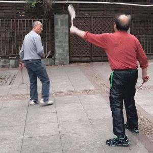 在公园和大爷打羽毛球,公园偶遇大爷打羽毛球