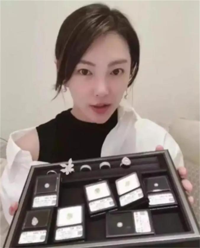 八位花钱如流水的女星,花钱如流水的四个女星