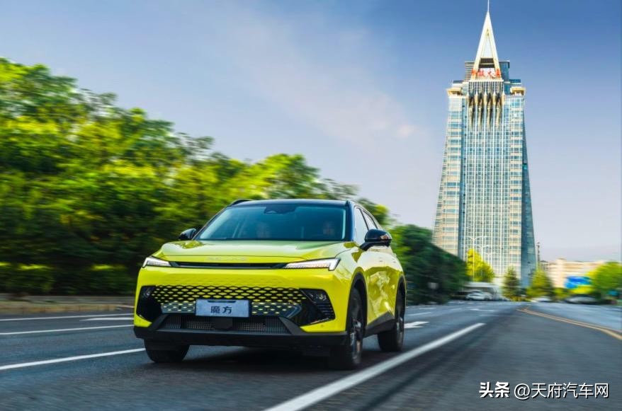 “双核鸿蒙”比啥都快，看北汽魔方如何在成都火爆出圈？