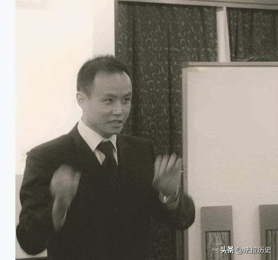 乐嘉喝天价矿泉水,乐嘉沦落街头卖矿泉水