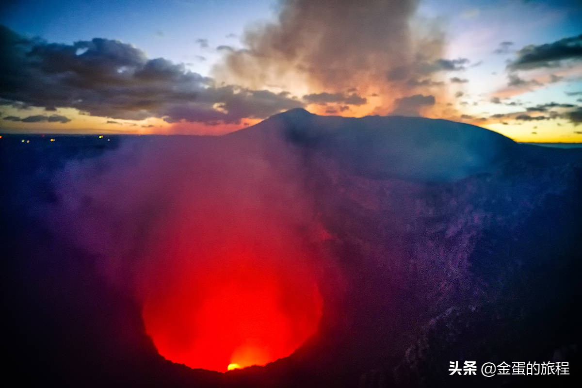 开汽车上活火山口,停车就能见到熔岩湖,这里是尼加拉瓜的马萨亚