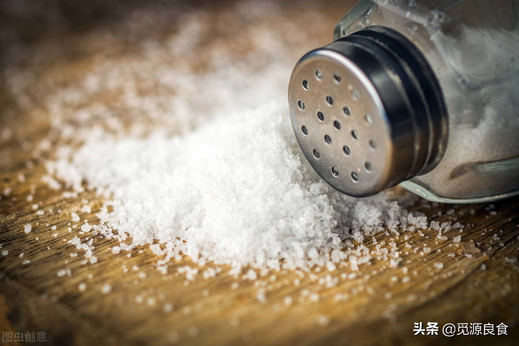 做菜什么时候放盐才好吃,炒菜放盐怎么掌握好才好吃