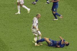 长法小课堂|世界杯赛场上,不小心踢伤了球友,需要承担法律责任吗?