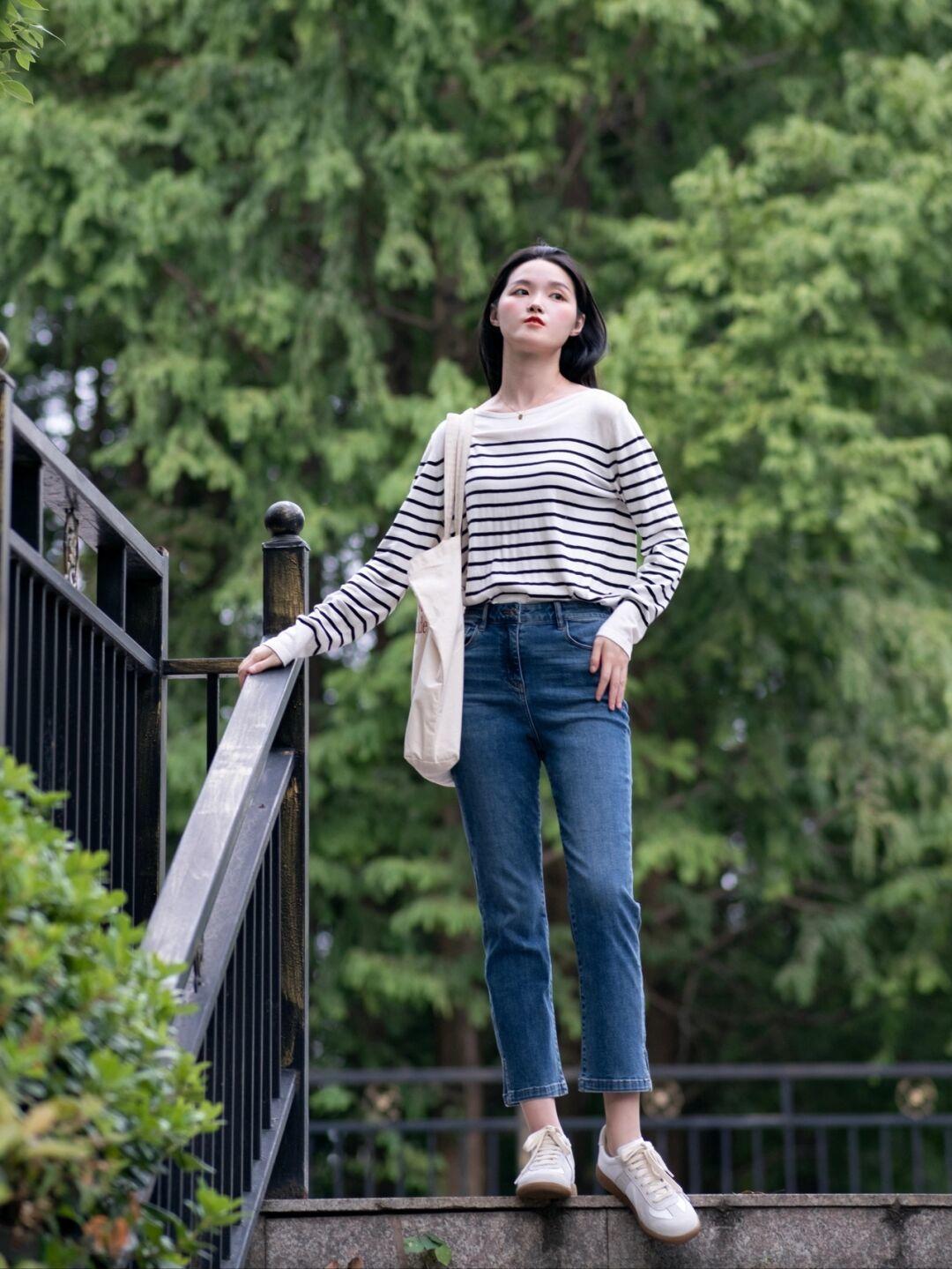 经典白t恤怎么穿时髦又好看,条纹圆领短袖t恤太洋气时髦了