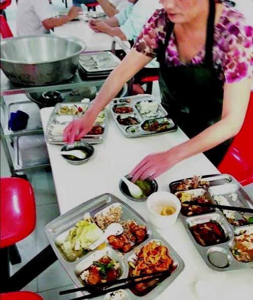 越来越多中国人热衷打包剩菜用国货，因为穷吗？务实的背后是自信