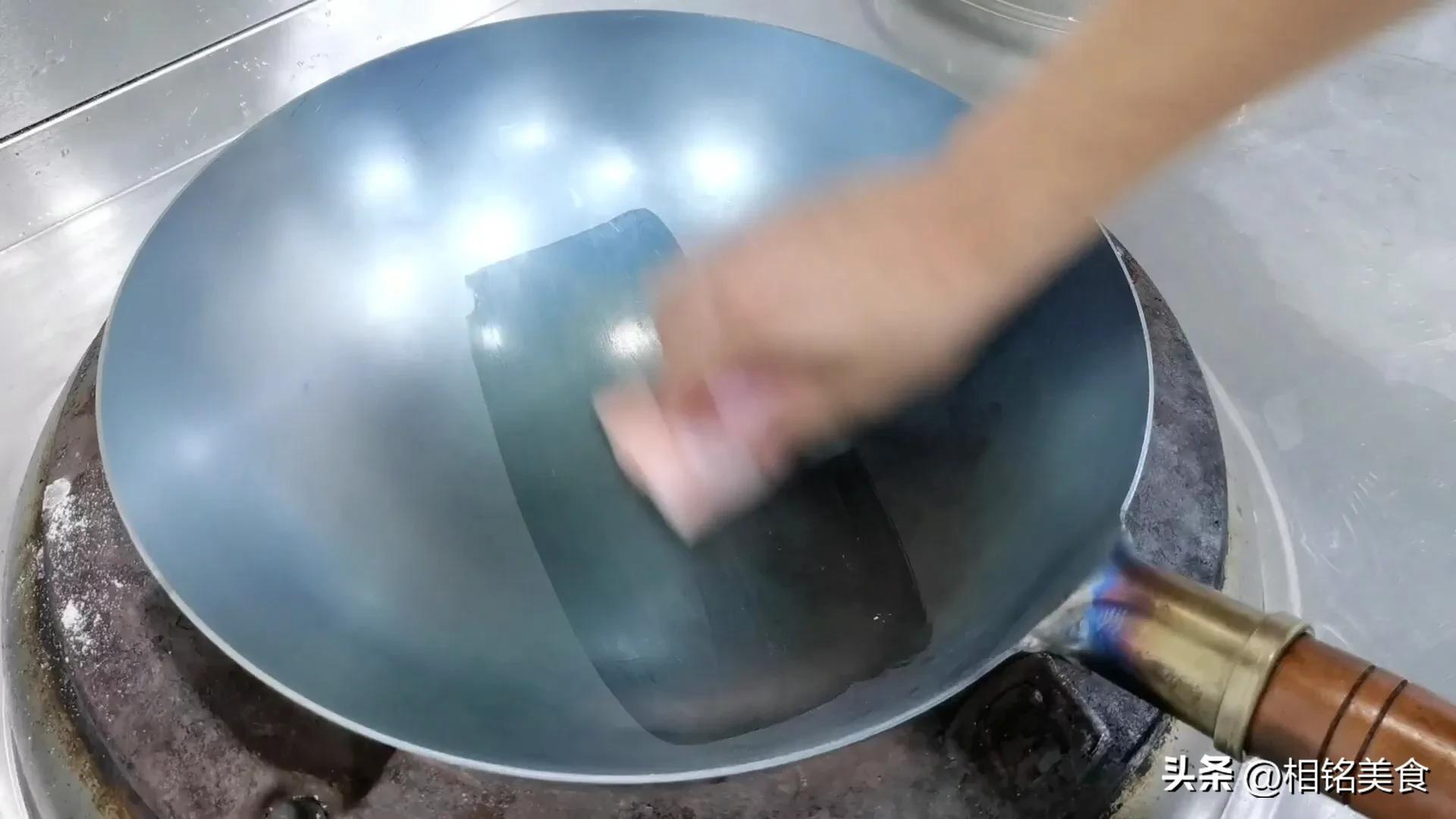 新铁锅怎样开锅小妙招视频,不粘锅的铁锅最佳开锅方法