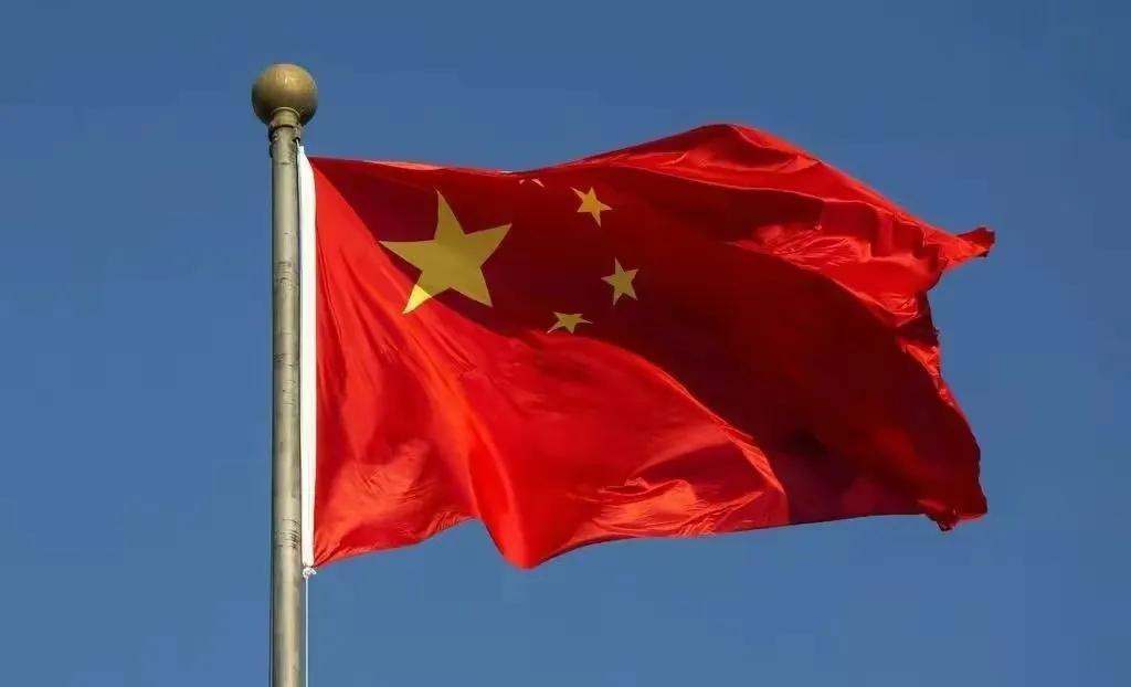 曾联松设计出五星红旗，却有人反对，毛主席拍板说：就是要大团结