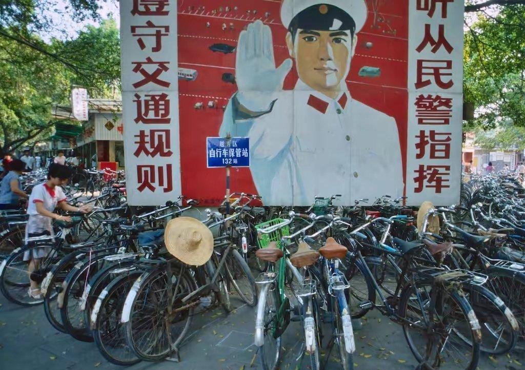 高清老照片：旗人格格大腿岔开豪放洗衣，地主三妻四妾不输女明星