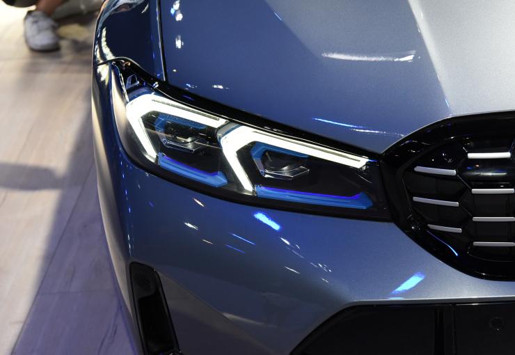 24款宝马新3系耀夜,宝马3系4s店更新