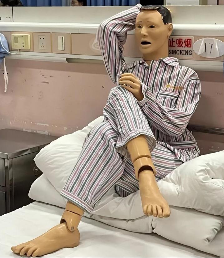 医学院“假人”火了,潦草中透着清澈的愚蠢,医学生:这是我本人