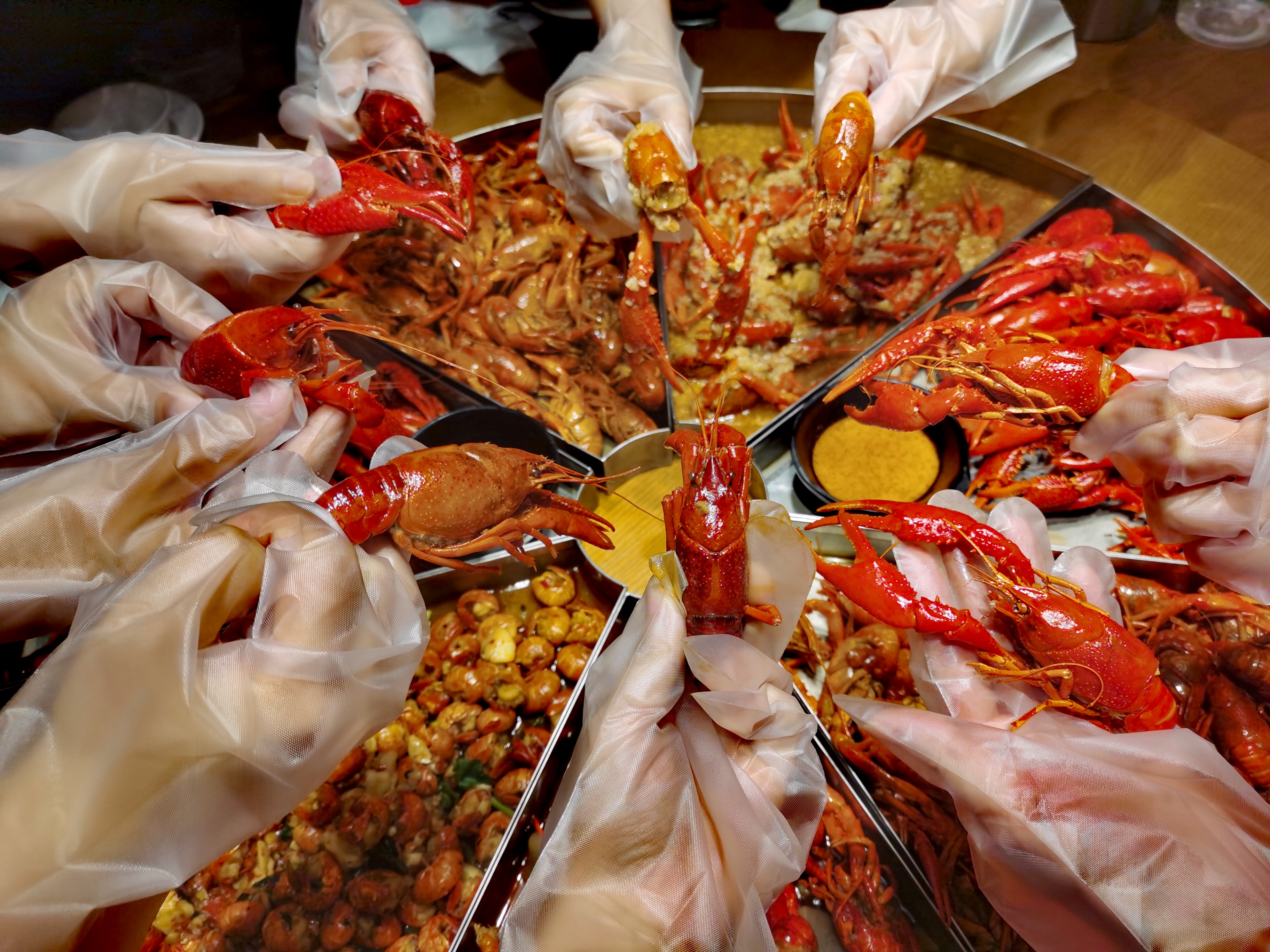 为了找“饭搭子”，她组了个近400人的群