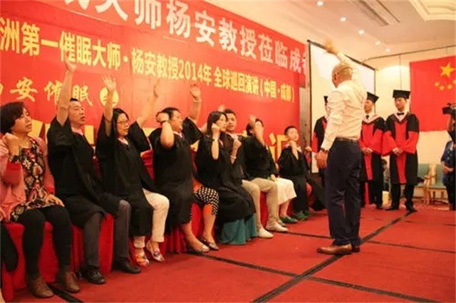 国产催眠大师1秒钟催眠主持人,国外催眠师街头3秒点穴催眠