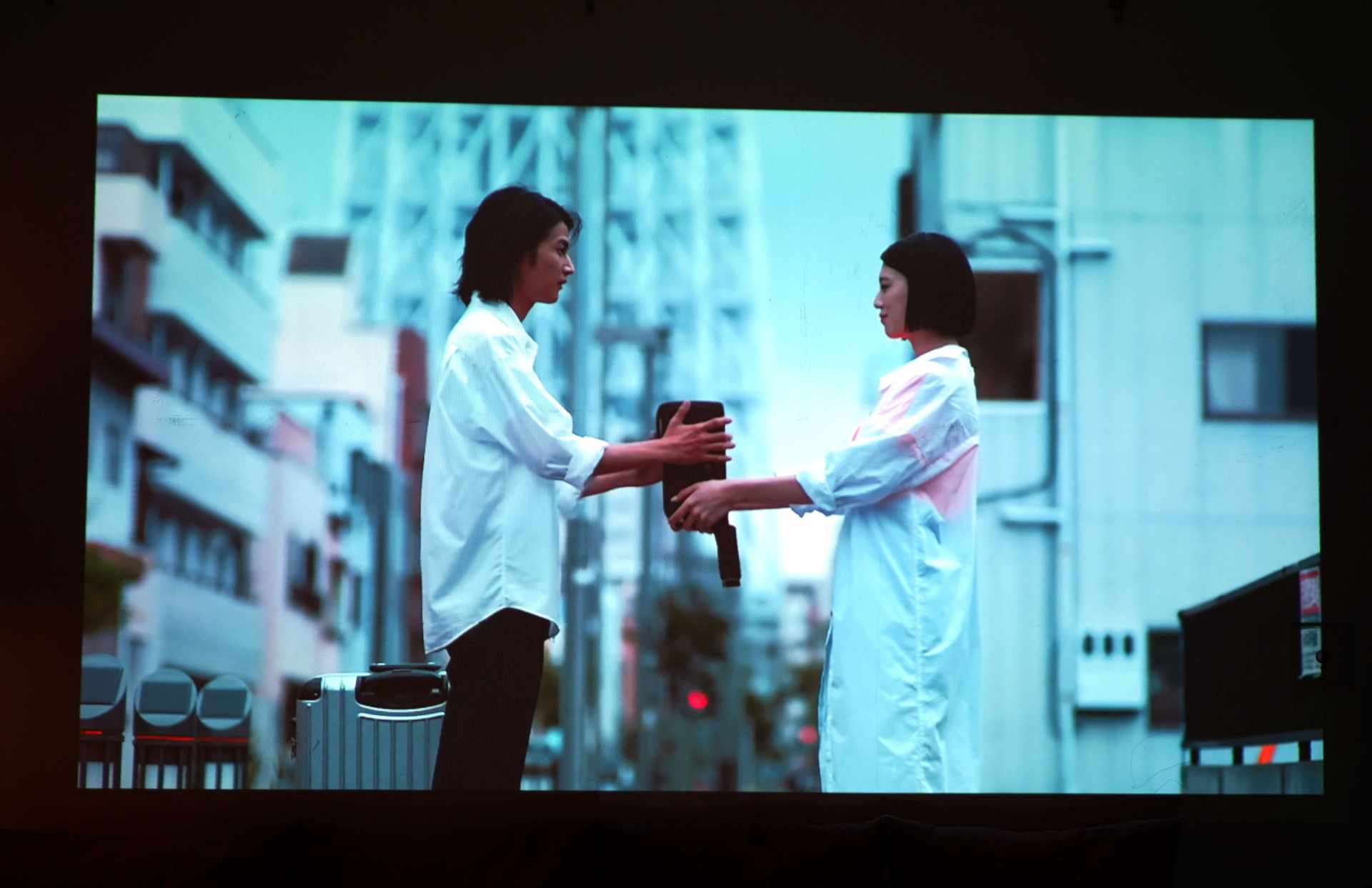 家里没空间怎么放投影仪,坚果智慧墙o1pro超短焦投影仪家用