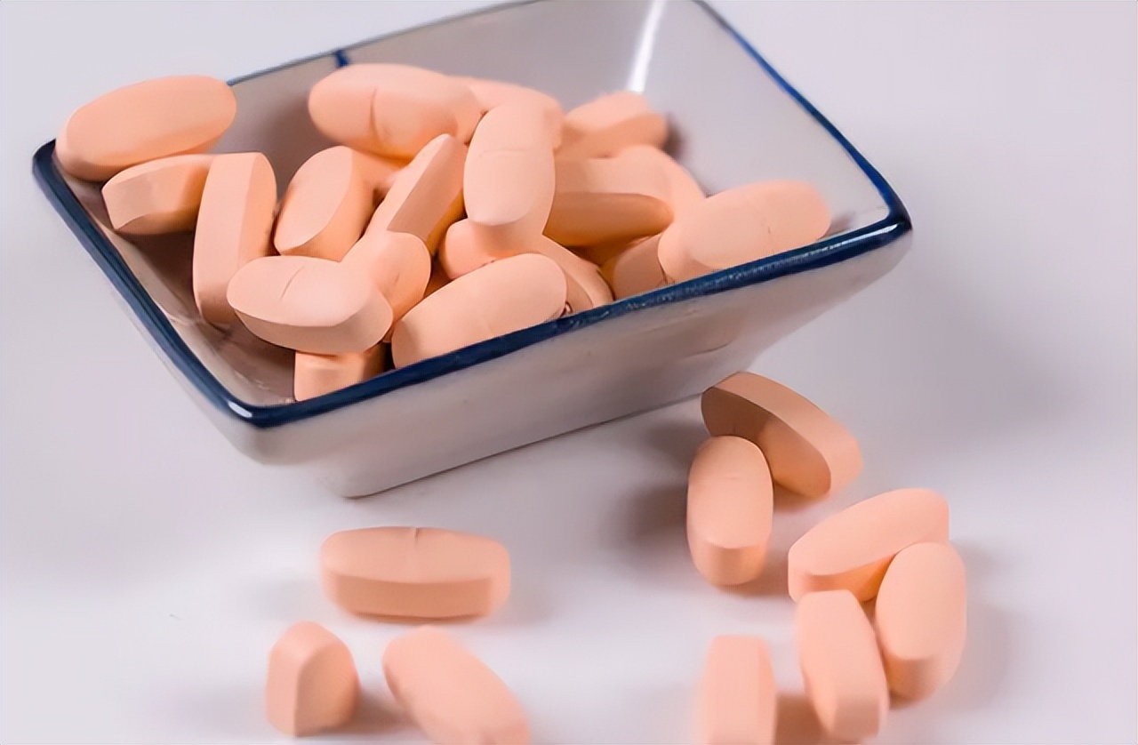 女性45岁每天补充叶酸剂量,35岁吃叶酸片的好处和坏处