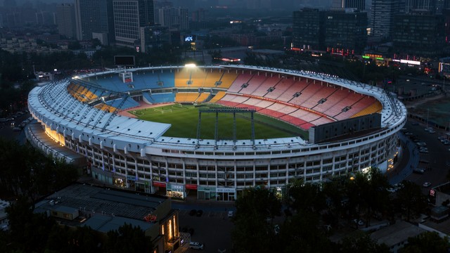 梅西再一次赛场见到伊布,梅西在球场展示金球