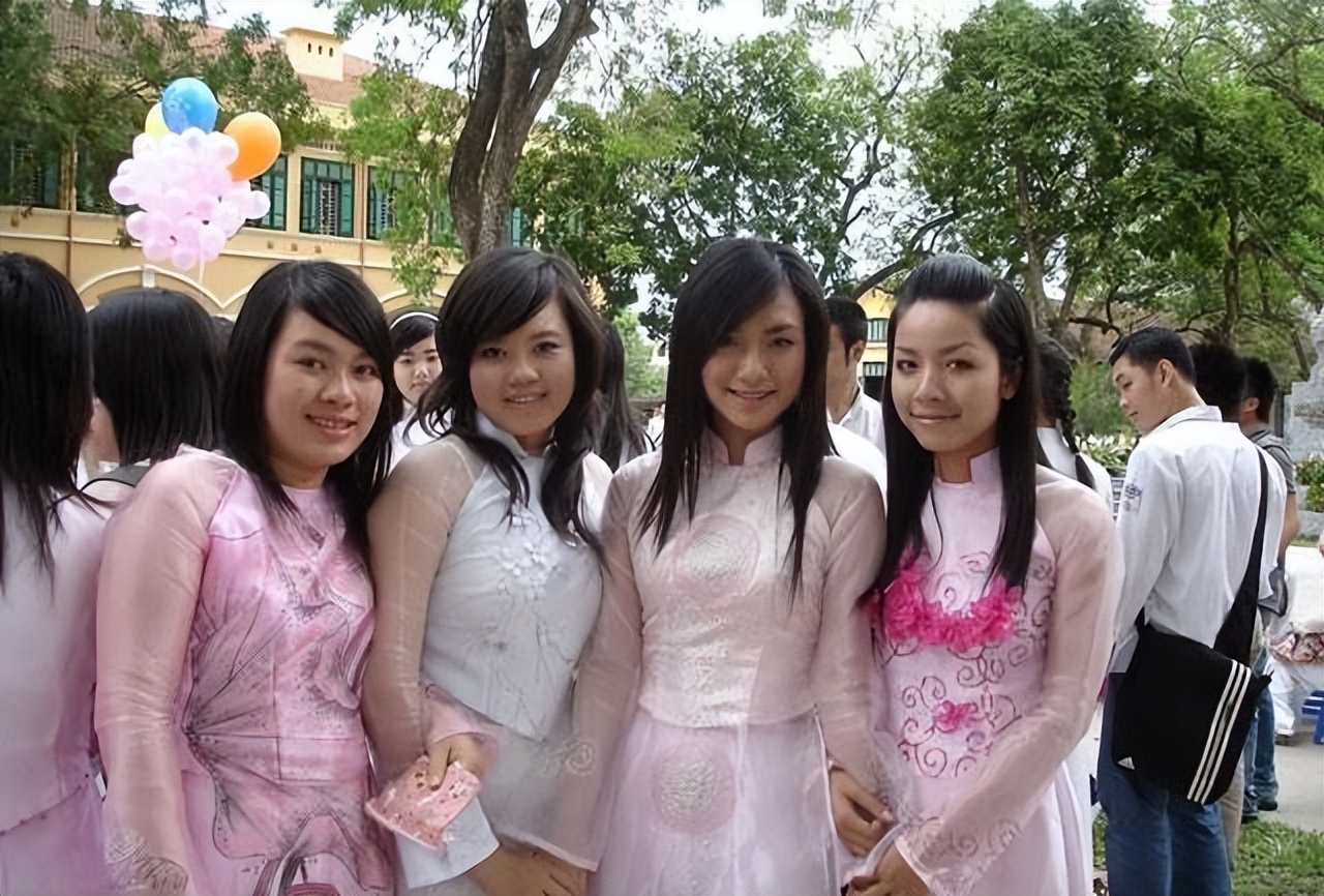 “不卖给中国人”，外国商店惊现离谱横幅，网友：白眼狼忘本！