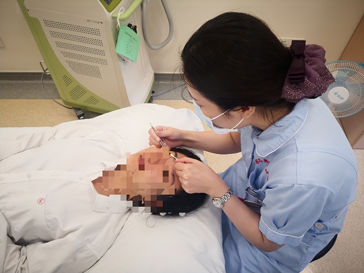 刷手机眼睛越看越模糊,看手机眼睛干涩用什么眼药水