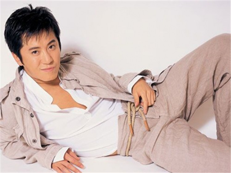 刘嘉玲遭绑架，王志文险被封杀，2000年的娱乐圈一瓜接一瓜！