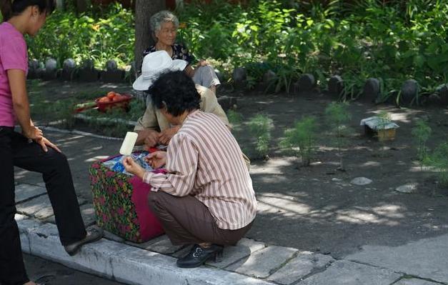 走进朝鲜,炎热的夏天,朝鲜人排队买冰棍,多数人却买不起西瓜