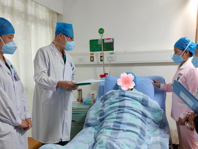 老人身体掉下“肉球”痛苦不已深圳医生:别怕,我们来帮您