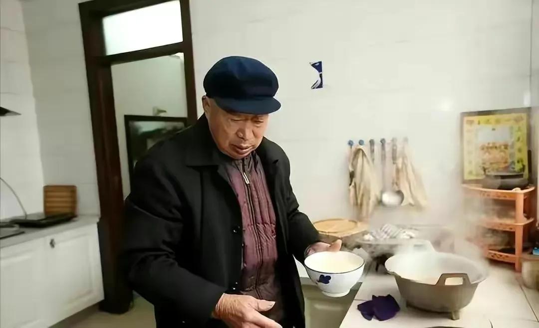 单身老年找老伴还是找保姆好,再婚老人找保姆