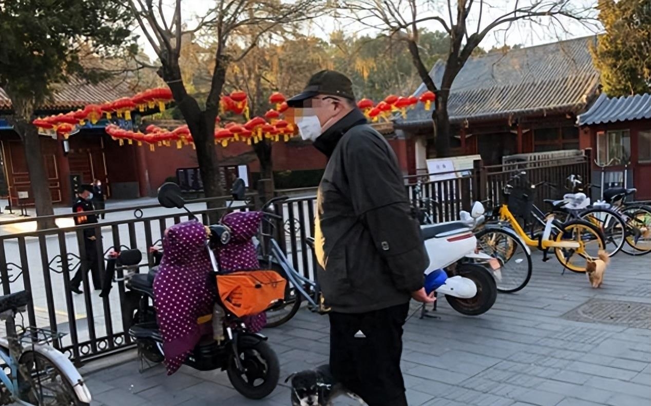 广西两男两女山坡*战野**被多人围观，78岁大爷被捕后：我在锻炼身体