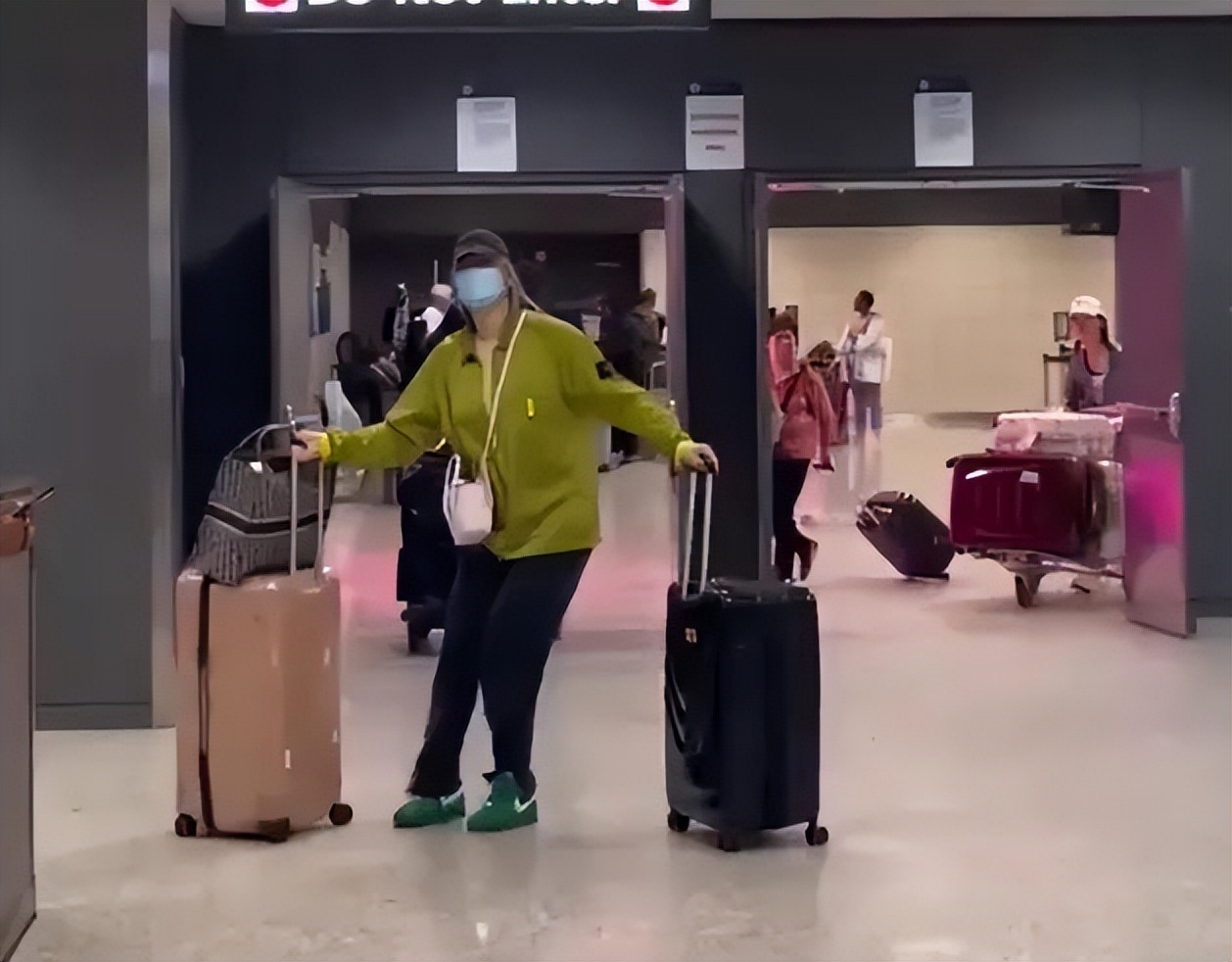 李梦wnba入场绿色穿搭与队友拍照,李梦亮相wnba几分