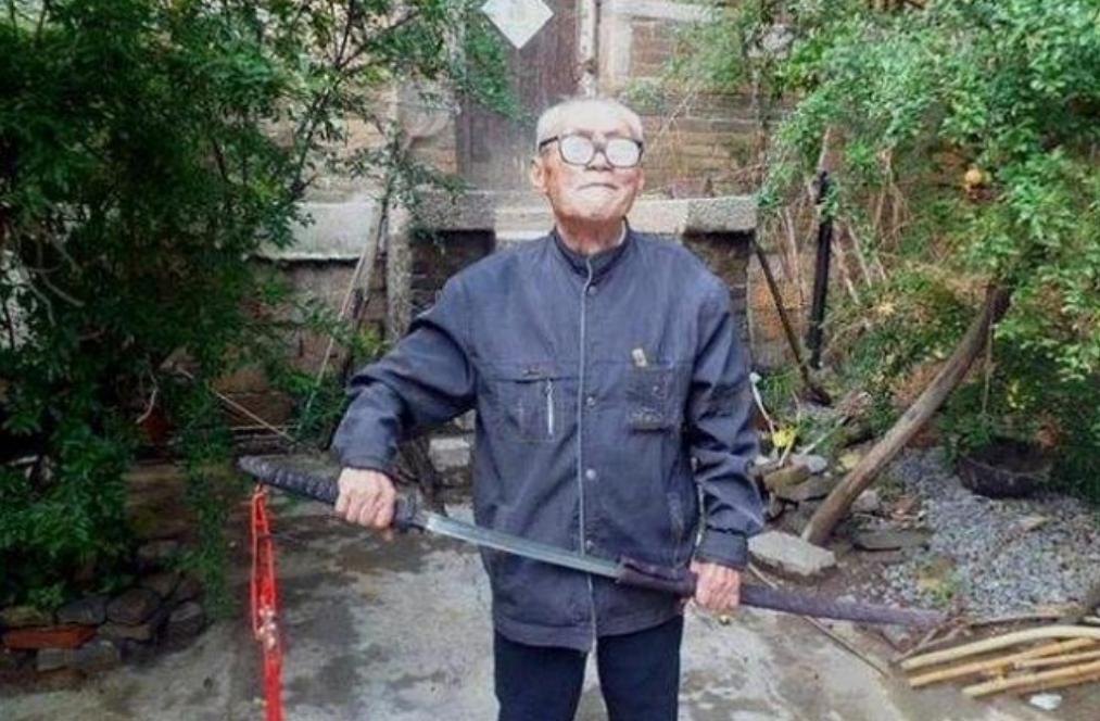 小伙缴获日本天皇赐下的战刀,老人缴获一把日本军刀