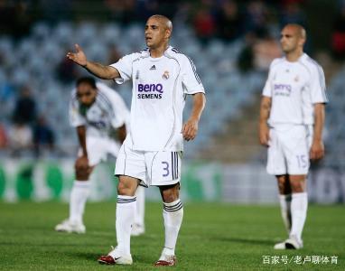 罗伯特卡洛斯任意球破门,卡洛斯大力任意球吓坏人墙