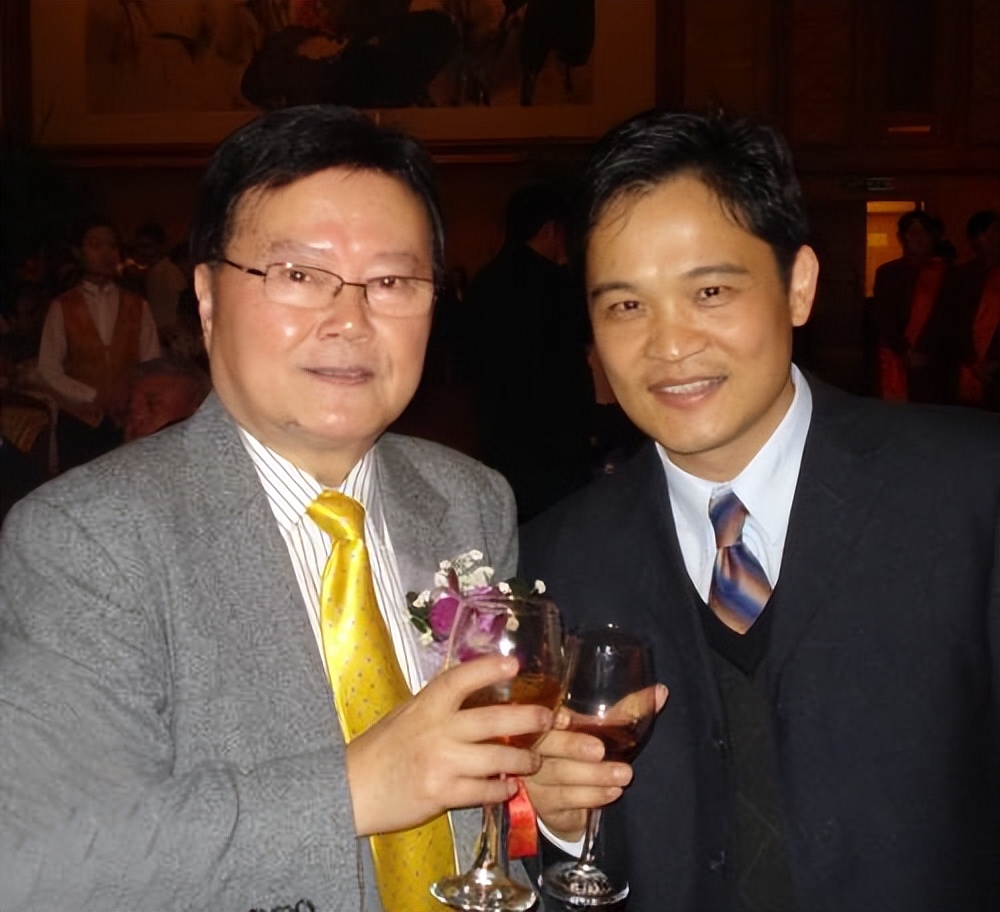 他曾是裁缝，月薪300元，逆袭成香港富豪，儿媳身家500亿，凭啥