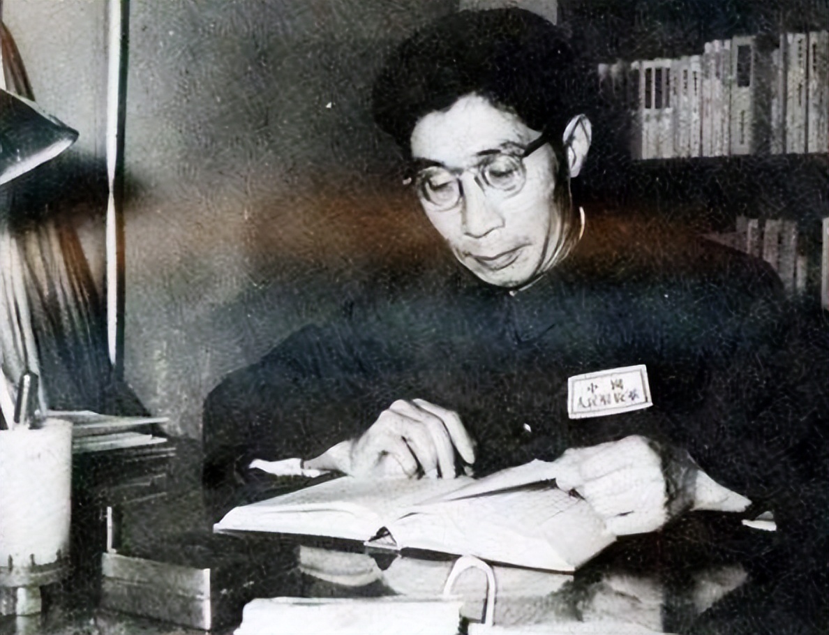 傅钟将军：资历比元帅都老的开国上将，长征中送了*小平邓**三件宝贝