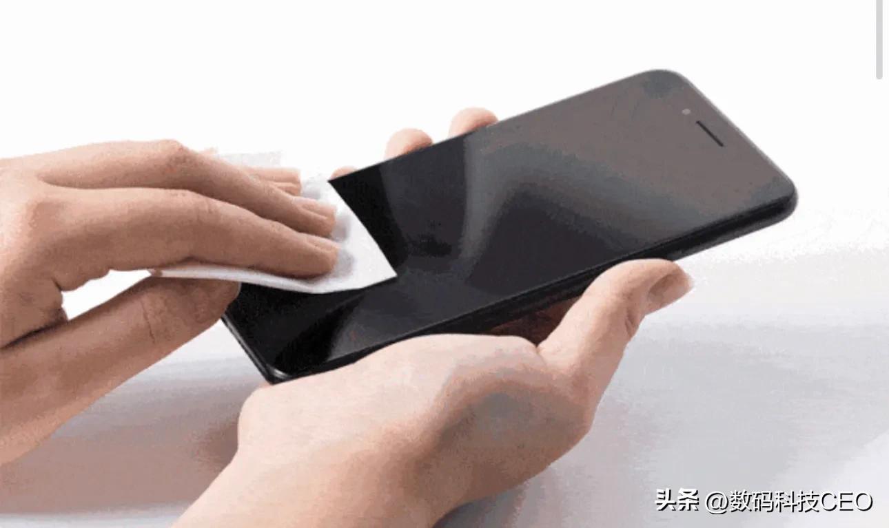 手机贴膜和原机膜哪个好,手机贴膜与裸屏手感差距大