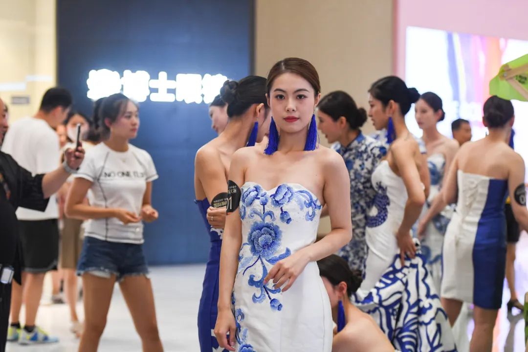 热辣较劲！国际胸模大赛第二场海选20位佳丽激情PK，场面惊艳