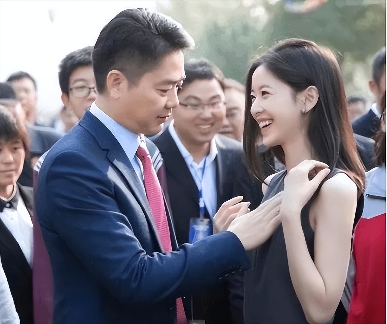 刘强东章泽天高调秀恩爱,刘强东章泽天英国参加婚礼照片