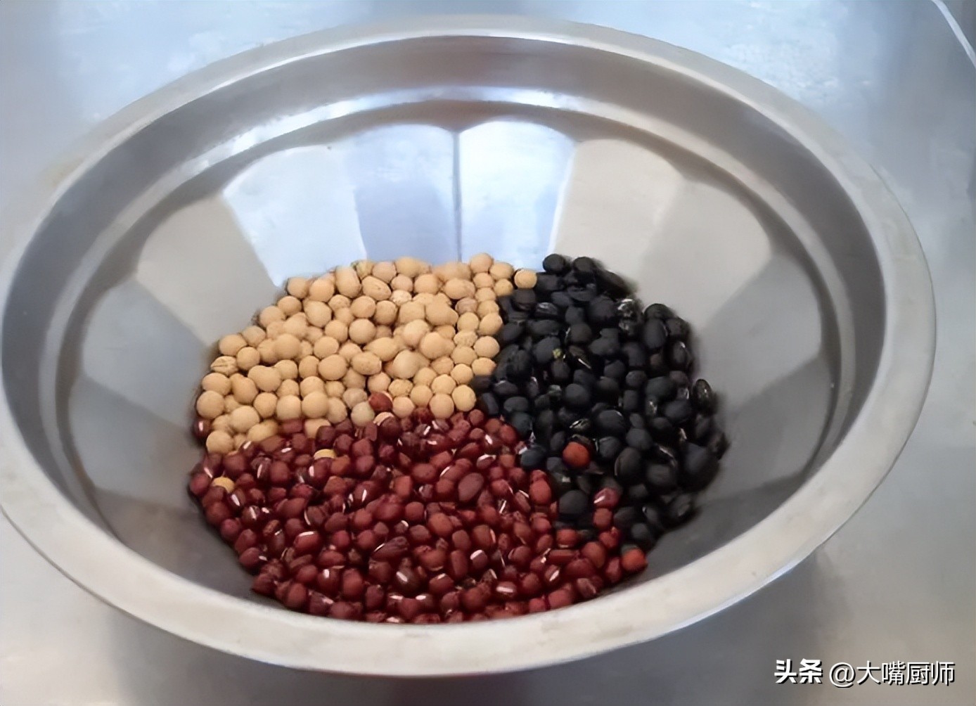 打豆浆时怎么泡豆子好吃,豆子怎样泡打豆浆才能打得更细