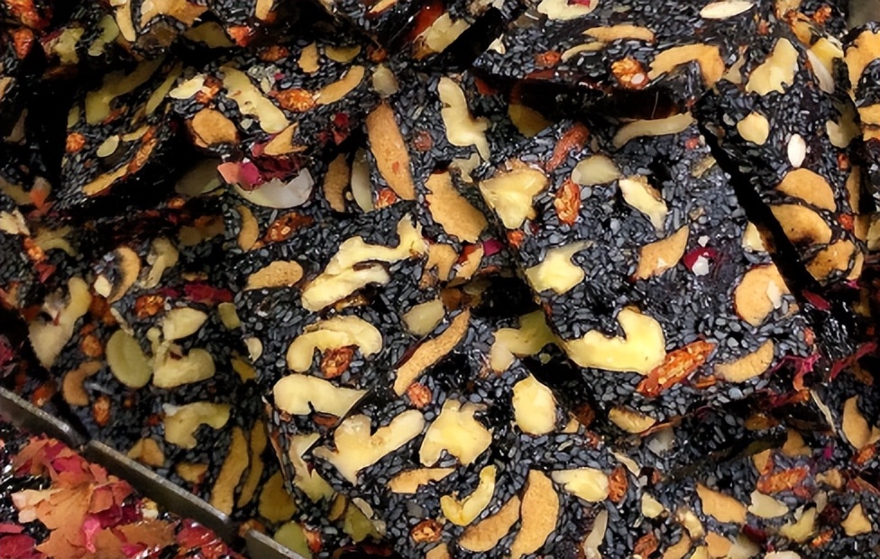 阿胶糕熬糊了还能吃吗,阿胶糕熬得有点稀怎么办