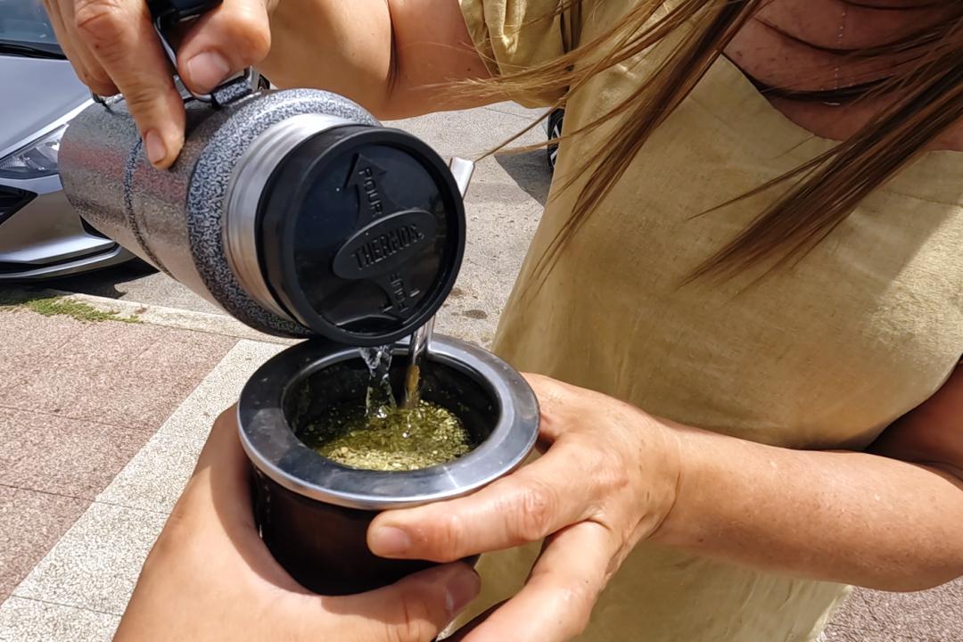 花了6000元在海上吃西餐,花了8000块钱到河里面吃一顿饭