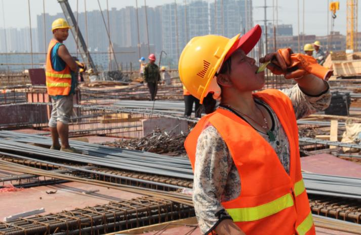 2023年农民工务工收入变化情况,未来五年农民工如何挣钱