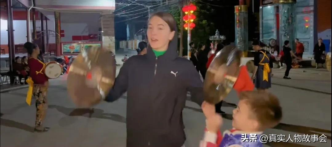 乌克兰美女远嫁福建农村，婆婆帮忙带孩子，发现当中国儿媳真幸福