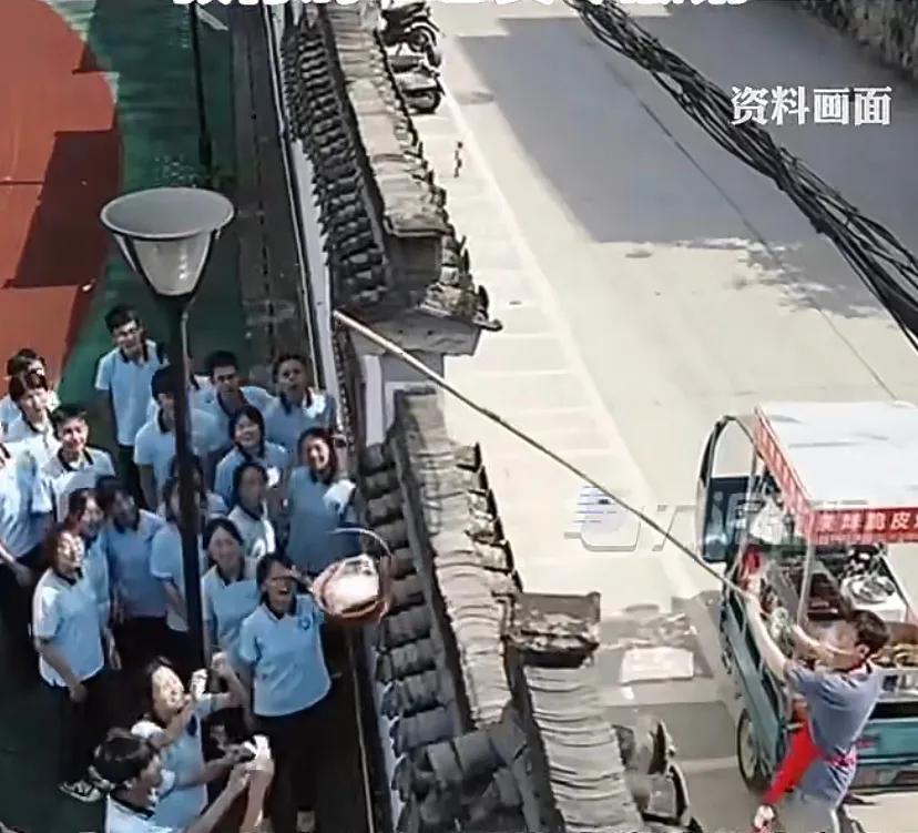 官方回应女学生卖油饼被退学,高三学生卖油饼被学校开除