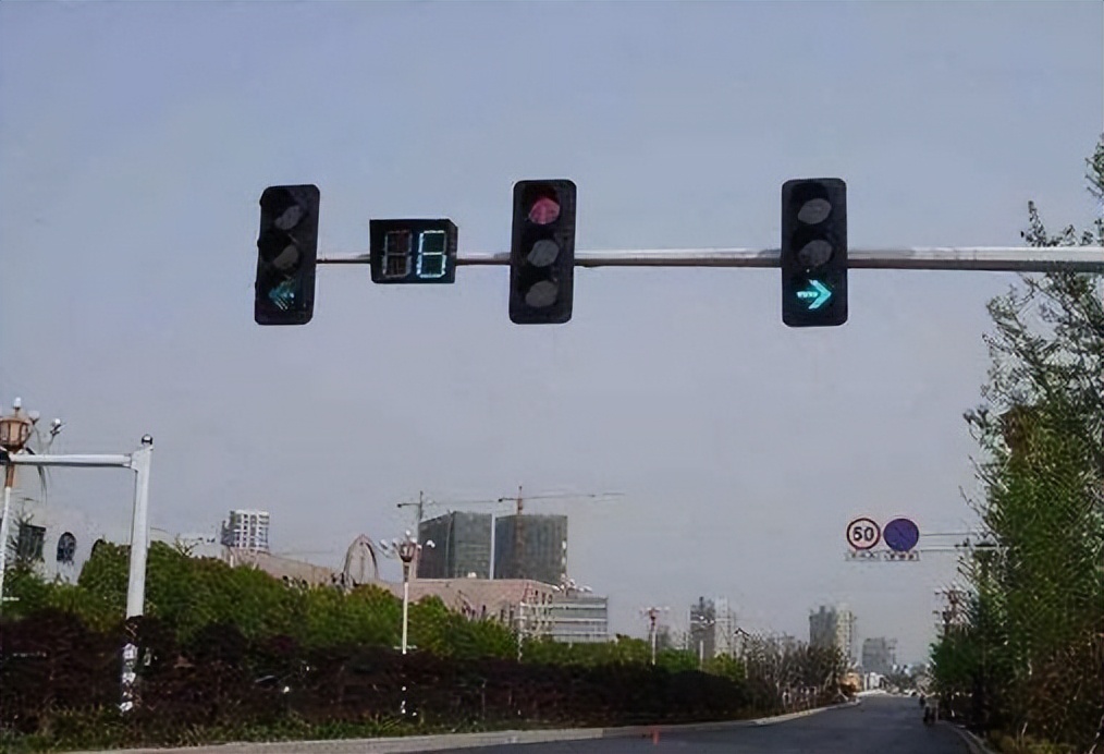 直行道右转算违章扣6分,红灯走非机动车道右转扣几分