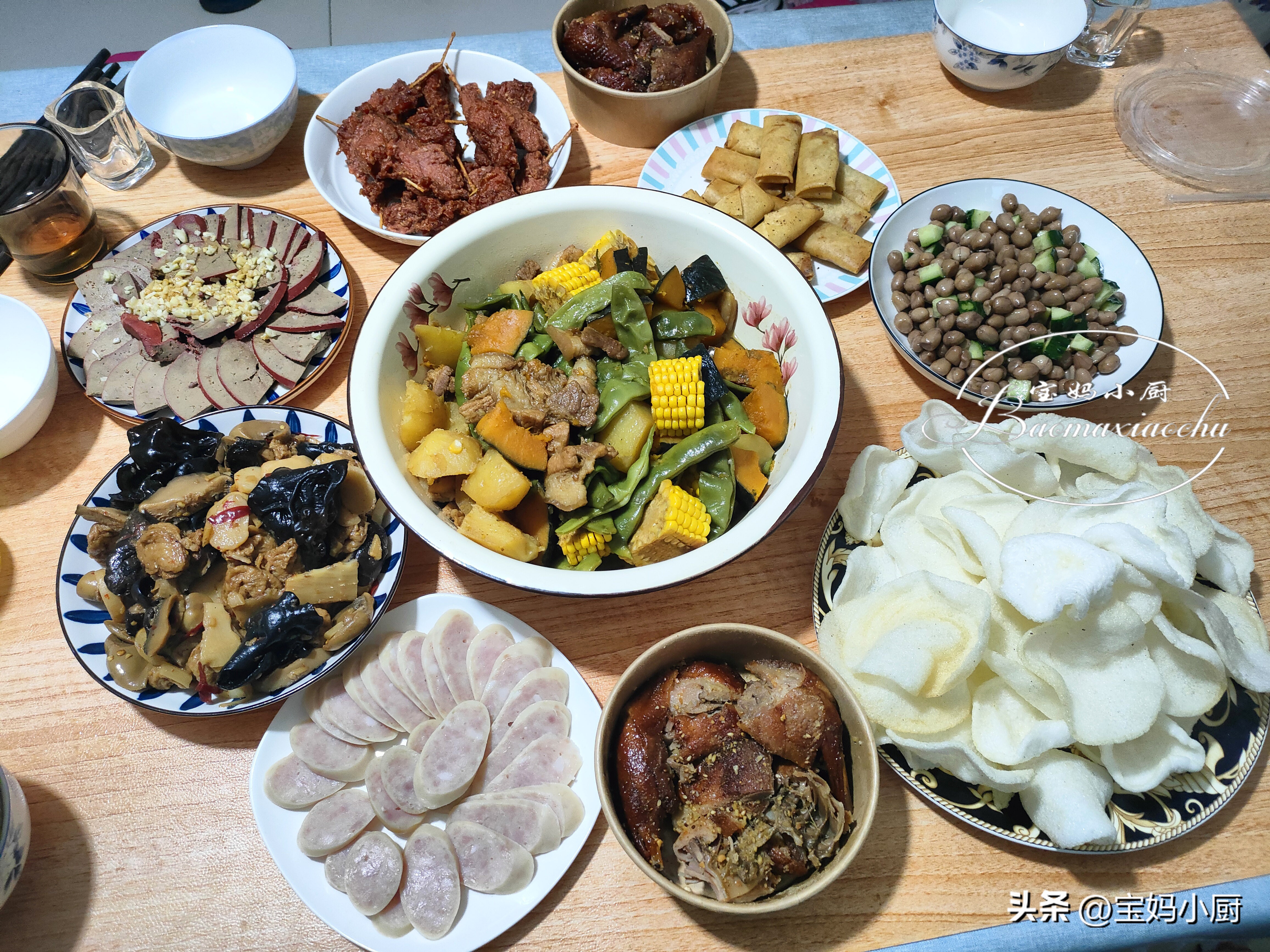 一家人聚餐的10道菜,我家一共10多个人聚餐7盘菜没吃完