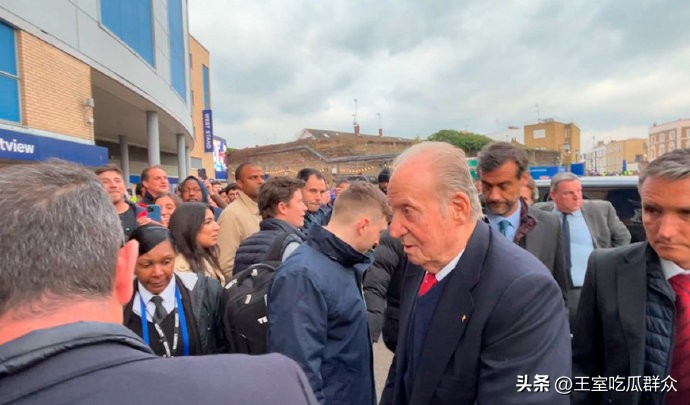 莱后给国家女队长颁奖，公主试训足球运动员，西班牙王室爱看球！