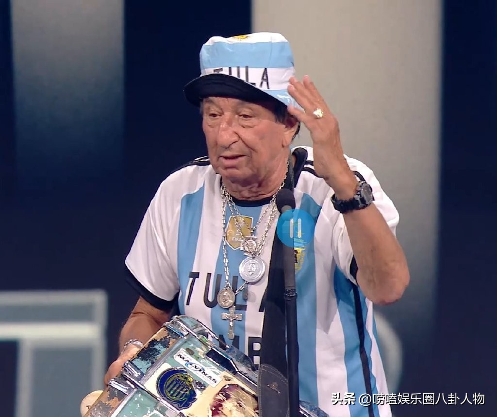 梅西和老婆同框大秀,梅西老婆手拿战靴