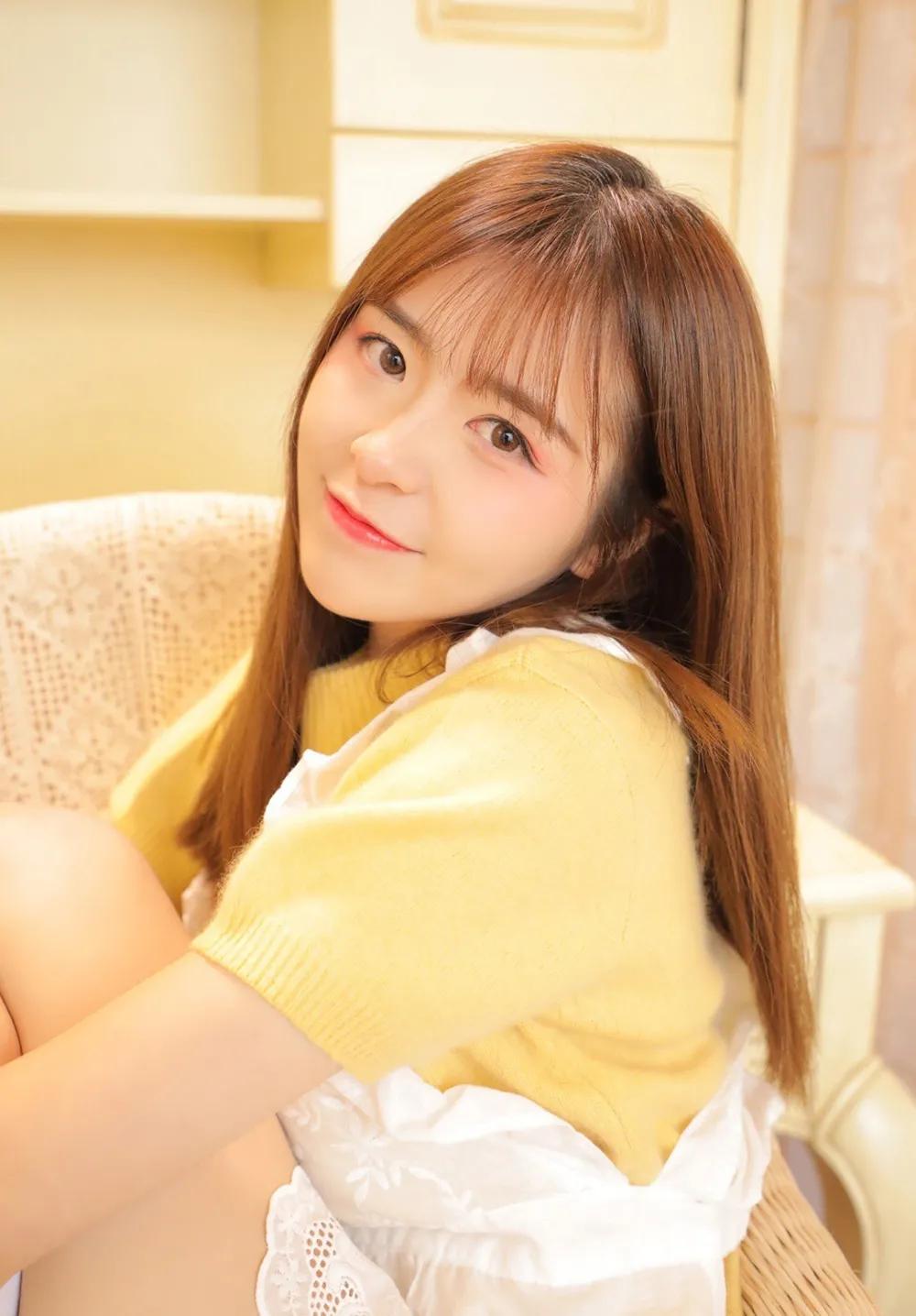 俏皮可爱的白袜美女私房写真